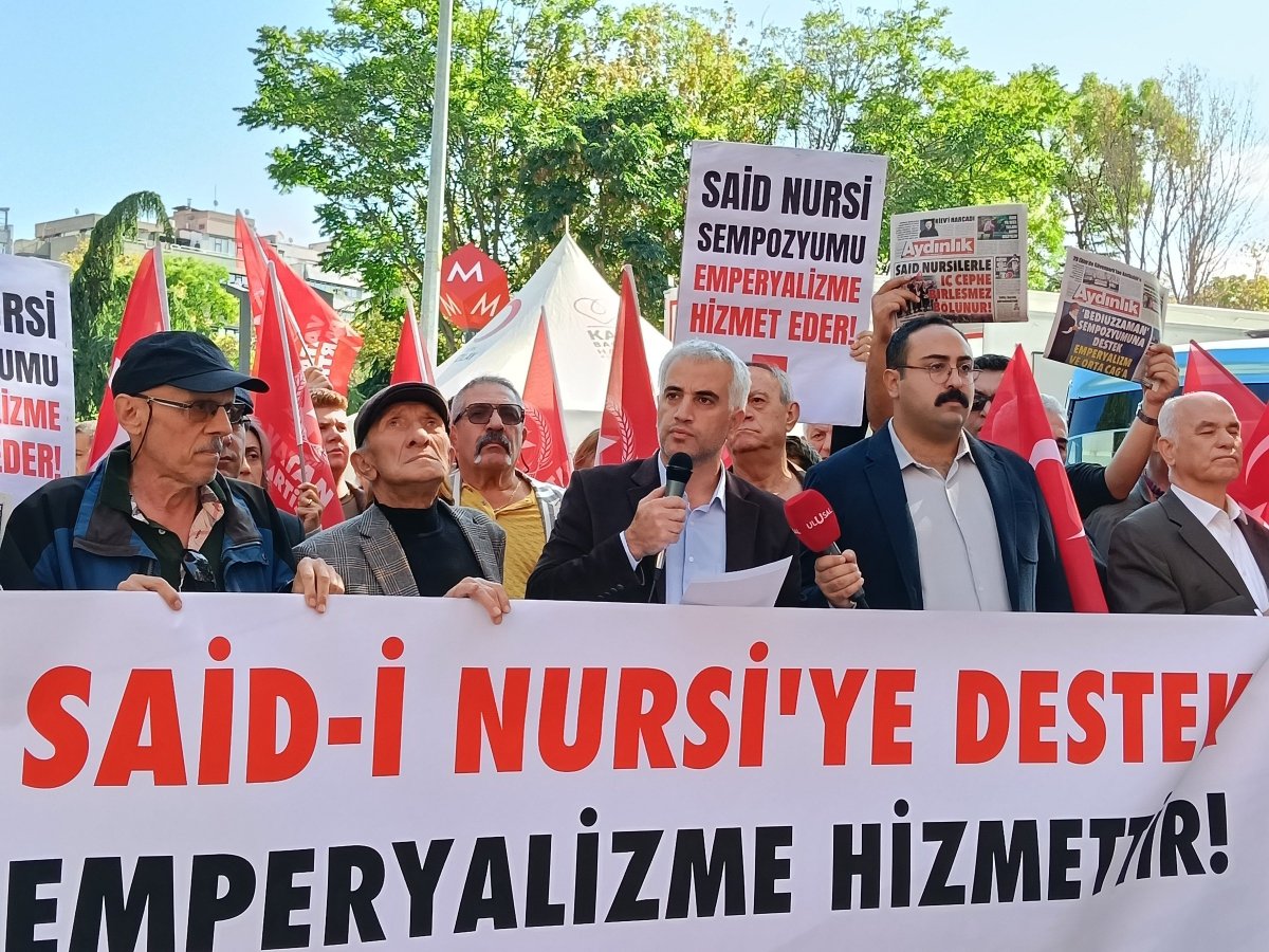 AydinlikGazete's tweet photo. Vatan Partisi’nden Bediüzzaman Sempozyumu tepkisi: ‘Said Nursi’lerle hangi mutabakat kurulabilir’

Vatan Partisi Genel Başkan Yardımcısı ve Ankara İl Başkanı Utku Reyhan, Kızılay Güvenpark’ta “13. Uluslararası Bediüzzaman Sempozyumu”na karşı basın açıklaması düzenledi. AK Parti Hükümeti’ni eleştiren Reyhan, “Said Nursi’ye sahip çıkmak, emperyalizme hizmet etmektir.” dedi.