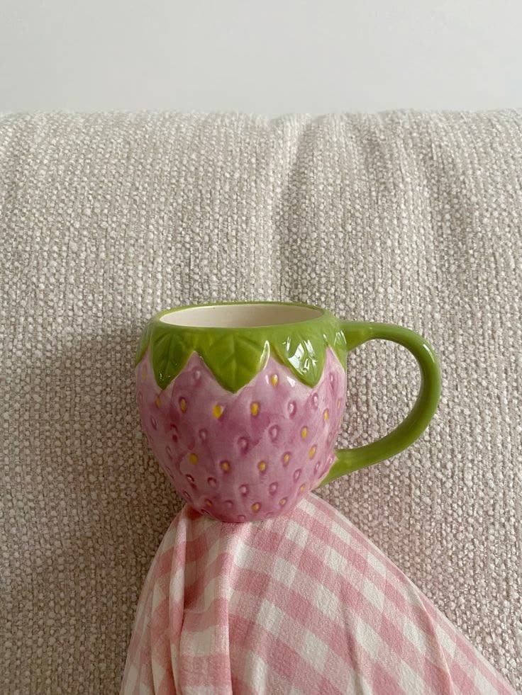 insperarise's tweet photo. strawberry mug 🍓 https://t.co/fOOZokIxox