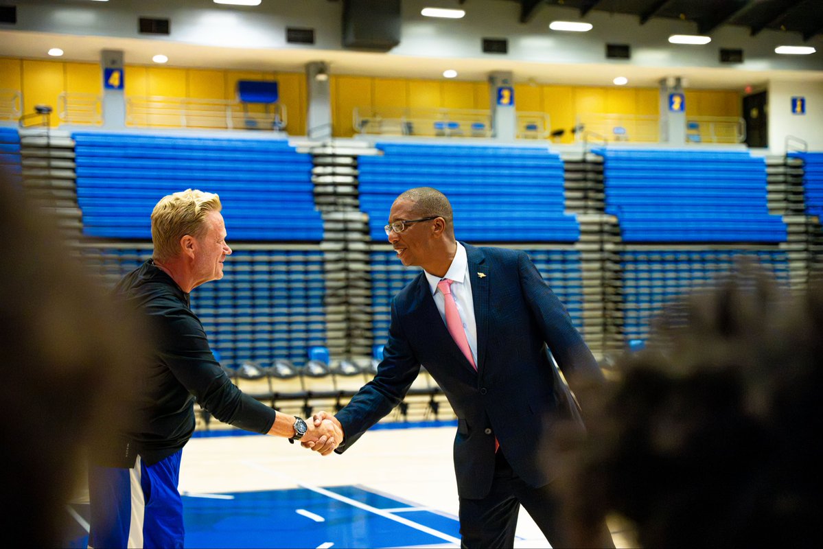 CSUB_MBB's tweet photo. We were honored to have President Harper stop by practice today to spend some time with the team‼️

#RunnersOnTheRise https://t.co/lkNiPfXWsP