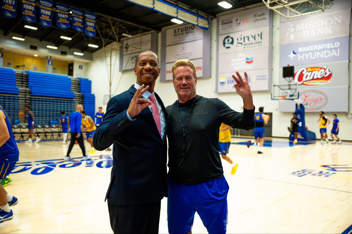 CSUB_MBB's tweet photo. We were honored to have President Harper stop by practice today to spend some time with the team‼️

#RunnersOnTheRise https://t.co/lkNiPfXWsP