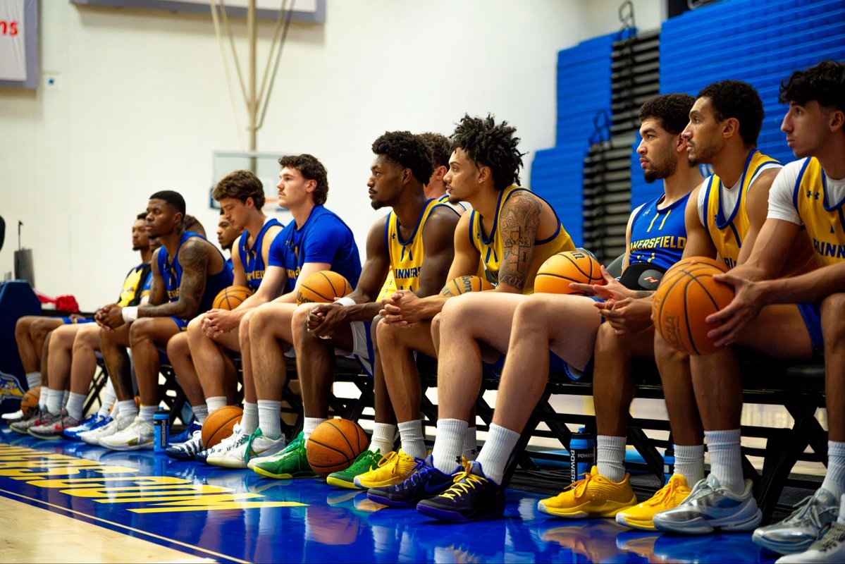 CSUB_MBB's tweet photo. We were honored to have President Harper stop by practice today to spend some time with the team‼️

#RunnersOnTheRise https://t.co/lkNiPfXWsP