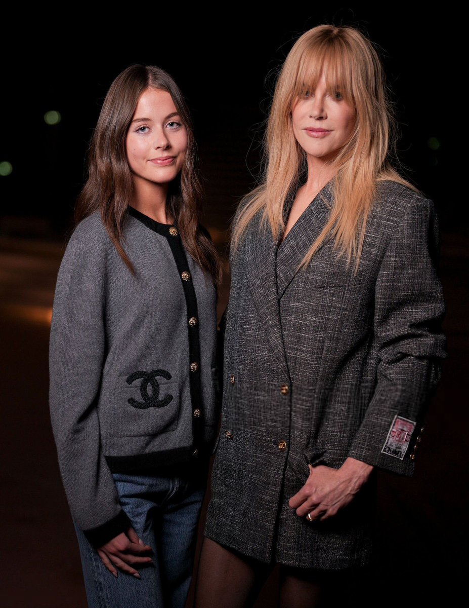 nkidmanbr's tweet photo. 📸: Nicole Kidman e Faith Margaret durante o desfile da coleção Womenswear Primavera/Verão 2027 da Chanel, realizado durante a Paris Fashion Week, em Paris, nesta segunda-feira, 5 de outubro. https://t.co/mdAuc3Epj1