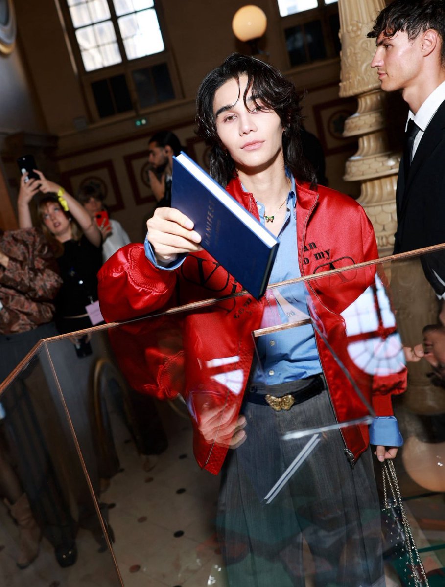thaifashiond's tweet photo. #UPDATE: Valentino ชวนแขกนำหนังสือคนละ 1 เล่มร่วมโปรเจกต์ ‘Antibiblioteca’ ในโชว์ Spring/Summer 2027 โดย ‘เจฟ ซาเตอร์’ @jeffsatur เลือก Manifest: Dive Deeper by Roxie Nafousi และ ‘ฟรีน-สโรชา’ @srchafreen เลือก When You Love A Dog by M.H. Clark

#Valentino #JeffSatur 
#srchafreen‌ https://t.co/BOLWmujEB5