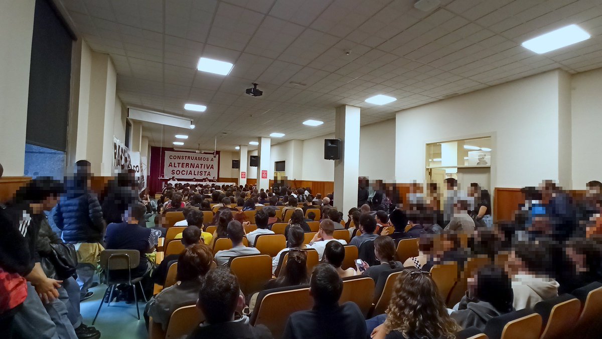paco_sanz's tweet photo. En abril do 2024 presentouse Creba socialista na facultade de Filosofía da USC

Dous anos e medio despois xuntamos dende a CMS dez veces máis xente berrando proclamas comunistas

Todas as horas de curro militante merecen a pena por días como este 🥲 https://t.co/tHV0a76izL