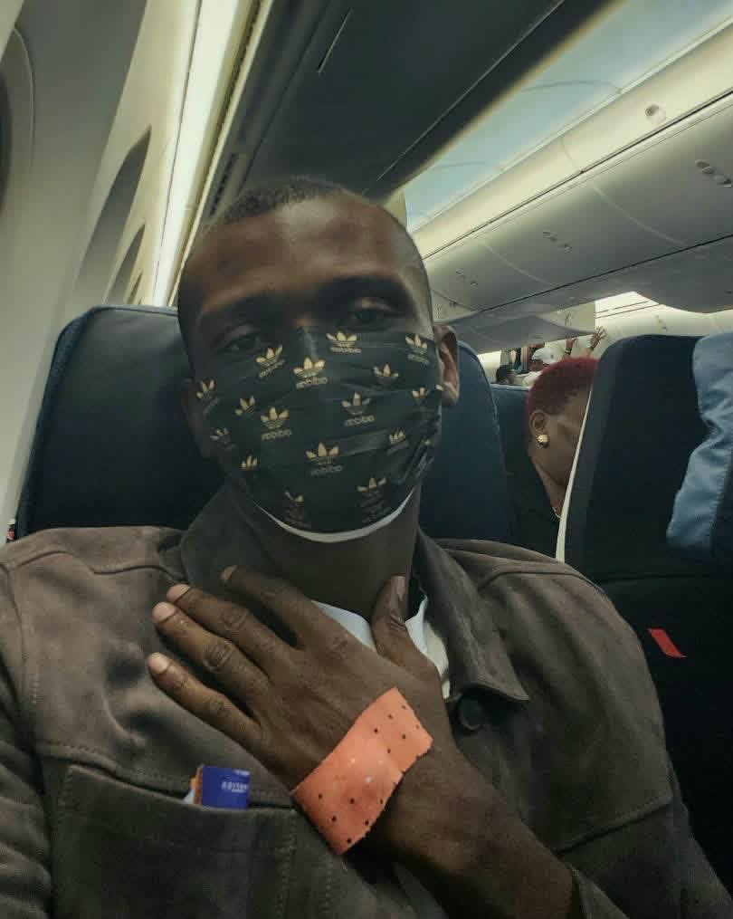 NimiVictoire's tweet photo. Gauthier Sey évacué à Paris après son enlèvement.

Après avoir reçu les premiers soins aux Cliniques Ngaliema à Kinshasa où il a été retrouvé inconscient,le journaliste
@SeyGauthier11 Sey a été évacué vers Paris.
Son état jugé grave a nécessité une prise en charge plus appropriée https://t.co/jGJLfvmvWb