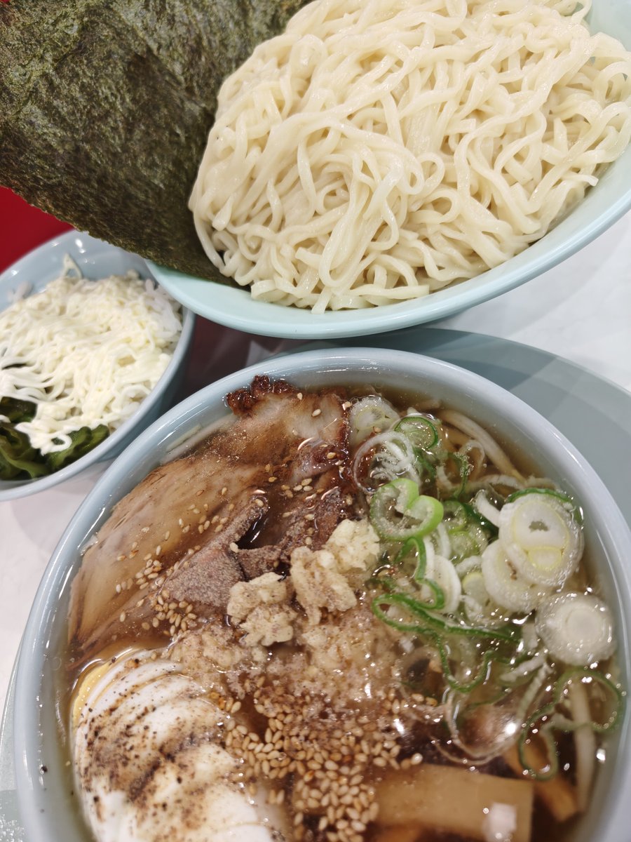 09_comomo613pom's tweet photo. 貸切状態で、のんびりできた〜😊
#なぎちゃんラーメン元住吉店 さんへ

☆もり中華＋のり

目の前で、チャーシューがスライスされてゆく😚💓
ドサッとお肉が投下されたしょっぱスープは、
ニンニク＆胡椒でカスタム😉🎵
ぷにぷに麺をスープひたひた海苔で包んで、
爆速吸引〜🤤💨

ごちそうさまでした https://t.co/fgHyI84BO8