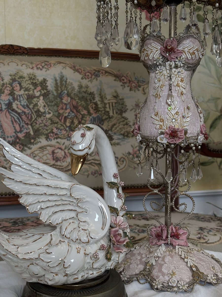 insperarise's tweet photo. swan decor 🦢 https://t.co/getH0tGzFD