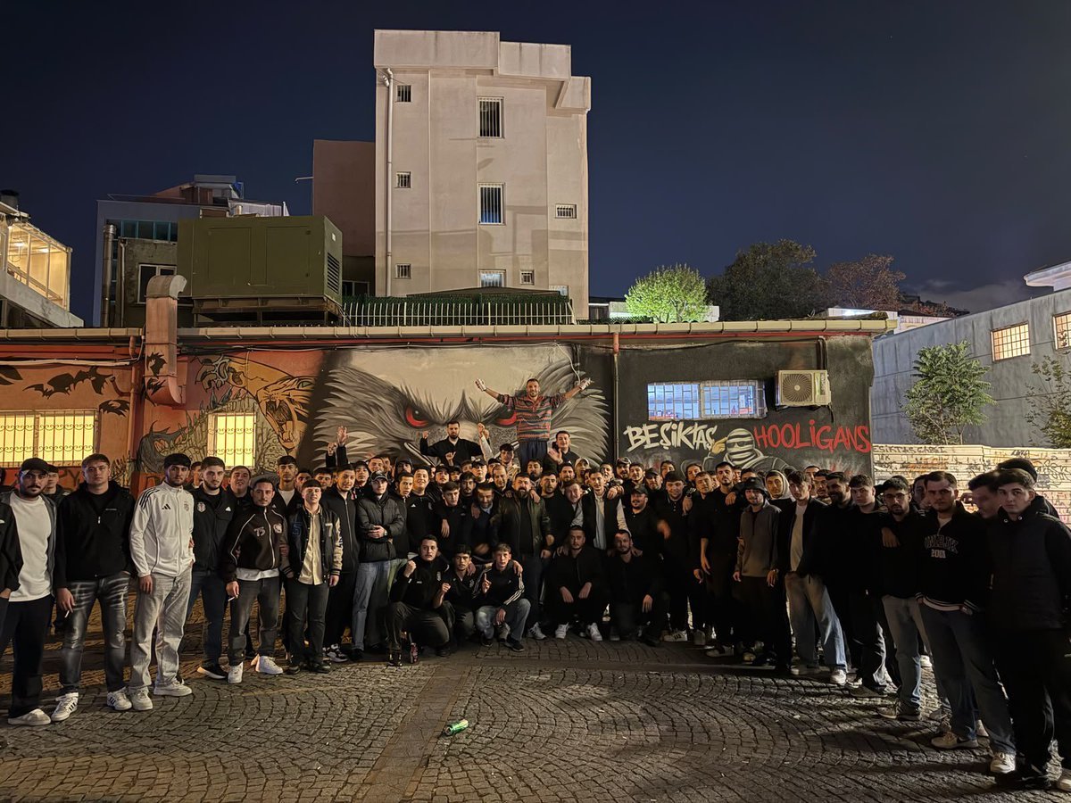 KartalimBuraya's tweet photo. Önce bir kaç saat içinde yapan çocuğu bulup özür dilettirme

Sonra tüm grafiteleri birlik içinde hızlıca düzeltme.

Günün sonunda yatak odanız Samiyen'den, Gima'dan meydan okuma. 

Ve zafer pozu.

Birimiz hepimiz için, hepimiz Beşiktaş için. https://t.co/zQGm4IT89b
