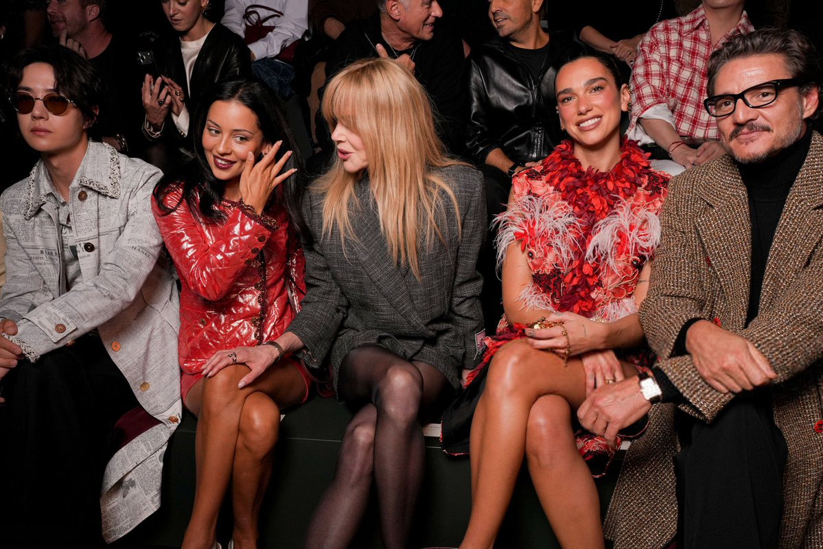 nkidmanbr's tweet photo. 📸: Nicole Kidman, Alexa Demie, Dua Lipa e Pedro Pascal durante o desfile da coleção Womenswear Primavera/Verão 2027 da Chanel, realizado durante a Paris Fashion Week, em Paris, nesta segunda-feira, 5 de outubro. https://t.co/Mpjd5fsVSb