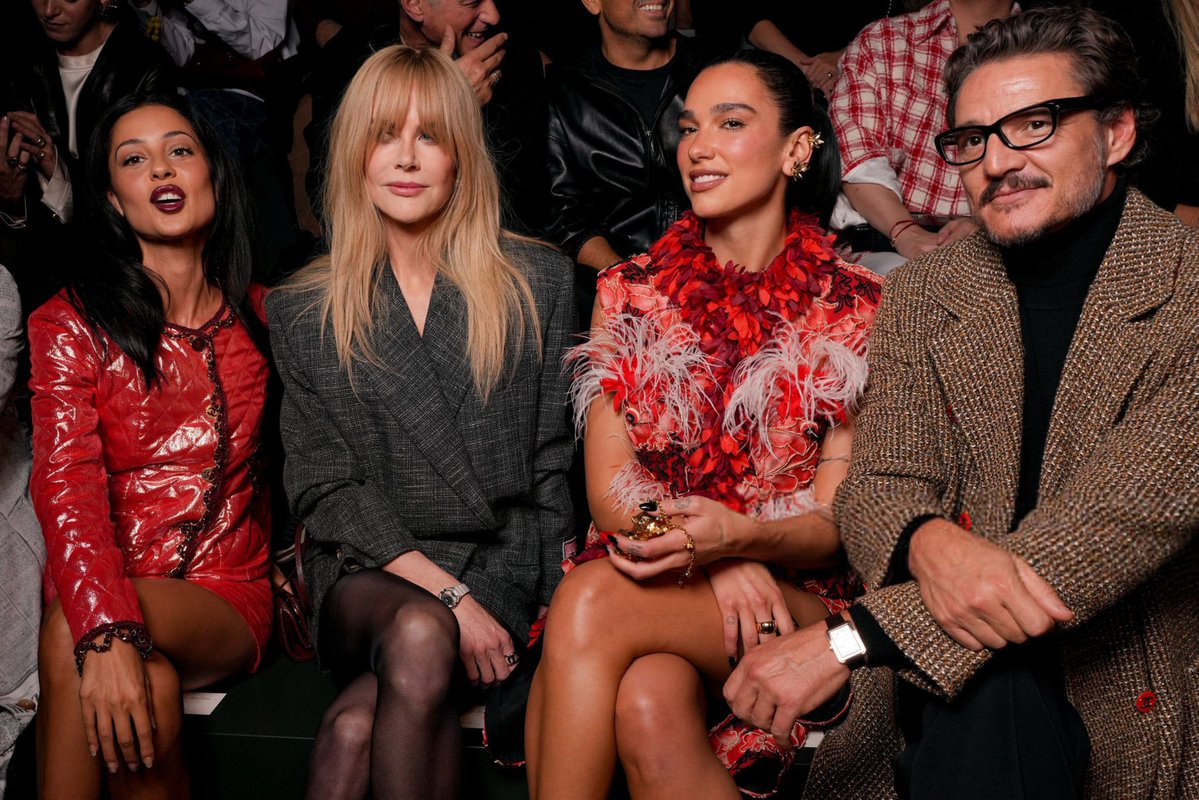 nkidmanbr's tweet photo. 📸: Nicole Kidman, Alexa Demie, Dua Lipa e Pedro Pascal durante o desfile da coleção Womenswear Primavera/Verão 2027 da Chanel, realizado durante a Paris Fashion Week, em Paris, nesta segunda-feira, 5 de outubro. https://t.co/Mpjd5fsVSb