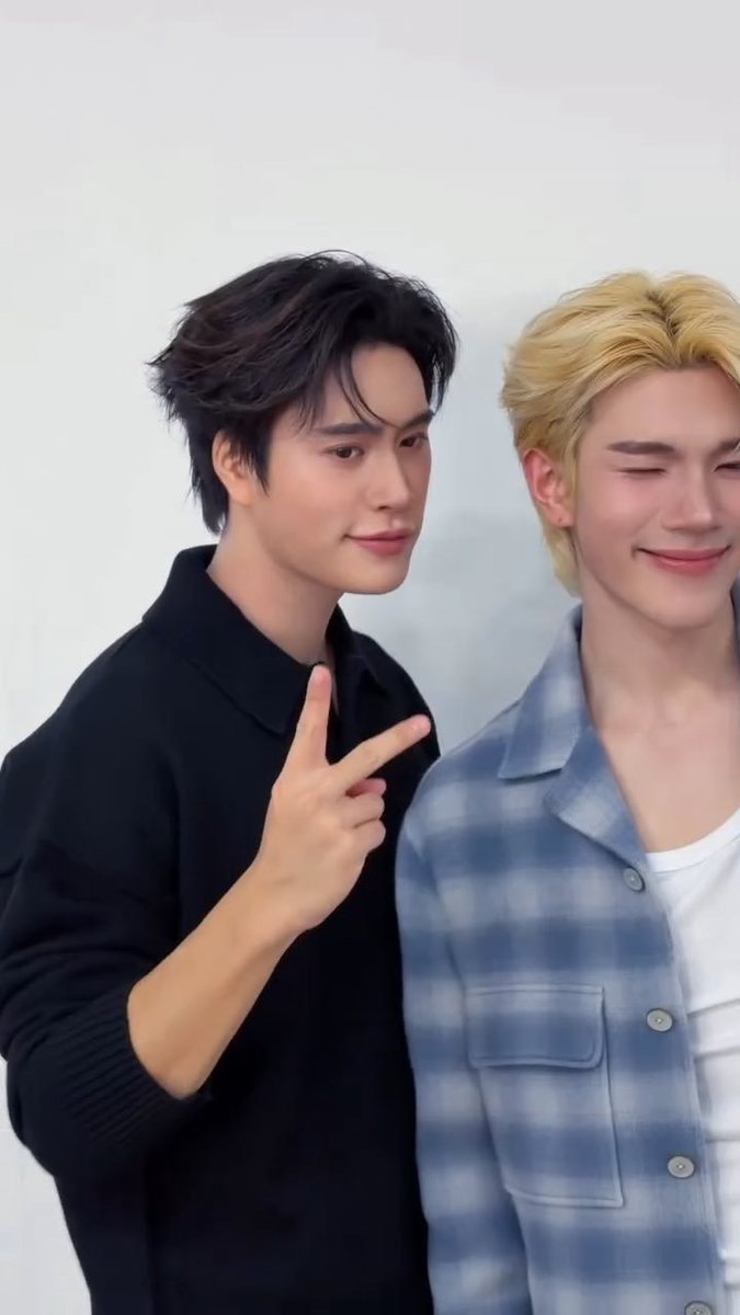 wooyofot's tweet photo. handsome alpha and his pretty omega 🚬 https://t.co/J9tXHLdRhn