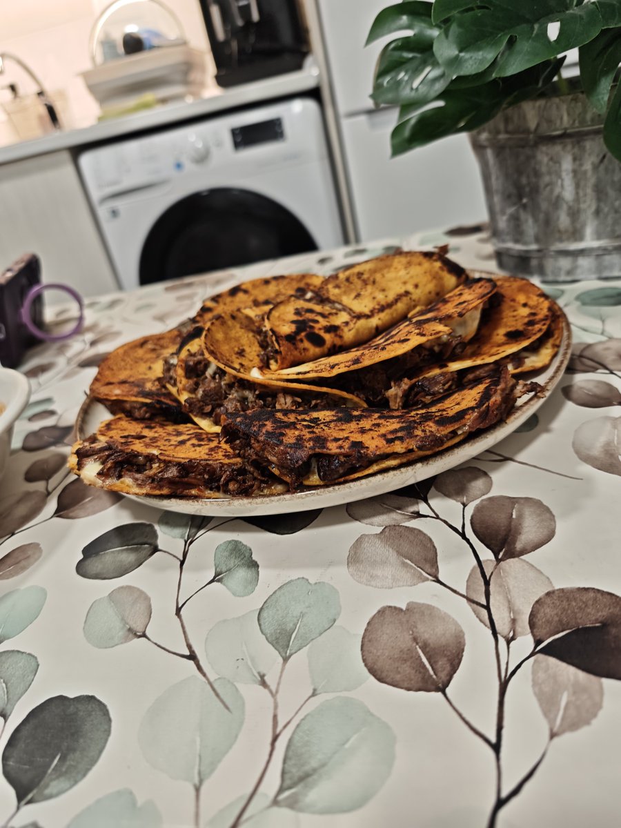 guiIIester's tweet photo. ME ACABO DE HACER TACOS https://t.co/h0N3cOFYrO