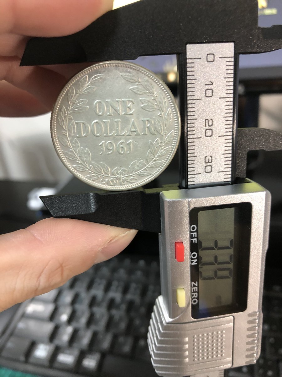 D0Uuu40's tweet photo. 買いだめしてたコインから一つ記録
リベリアの1ドル銀貨です
表に描かれてるアフリカの自由の女神像もいいですが、裏のリースと刻印の彫りが深くて裏面の方がお気に入り
大きめの銀貨なので持ってて満足感あって値段も優しめで購入しておりました
支払いが落ち着いてきたらまたコイン買いたい！ https://t.co/JLIDkFoGes
