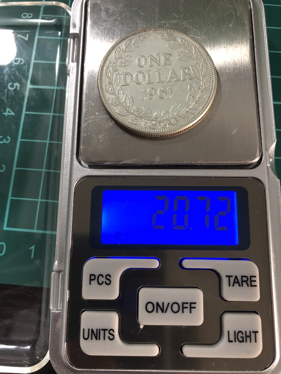 D0Uuu40's tweet photo. 買いだめしてたコインから一つ記録
リベリアの1ドル銀貨です
表に描かれてるアフリカの自由の女神像もいいですが、裏のリースと刻印の彫りが深くて裏面の方がお気に入り
大きめの銀貨なので持ってて満足感あって値段も優しめで購入しておりました
支払いが落ち着いてきたらまたコイン買いたい！ https://t.co/JLIDkFoGes
