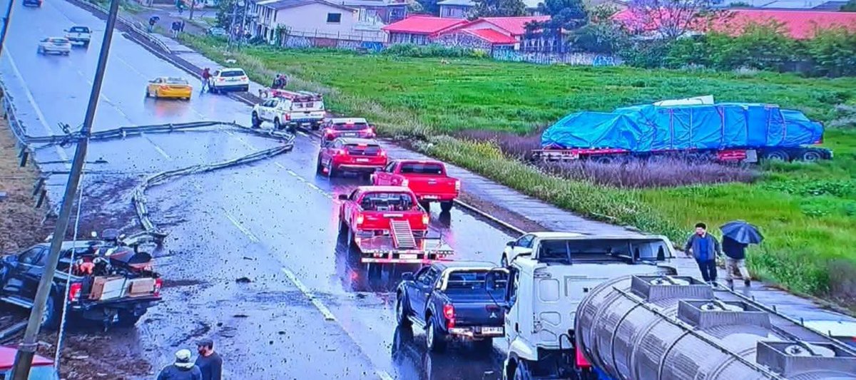 Victor_Curico's tweet photo. | AHORA

CAMIÓN IMPACTA CON TRES VEHÍCULOS A LA SALIDA SUR DE CURICÓ. SE FORMA CONGESTIÓN HACIA EL SUR

Camión accidentado a la salida sur de Curicó de norte a sur, salida Alameda. 

Se está formando congestión. Precaución en el lugar

La máquina de carga colisionó con otros tres vehículos menores. Hay dos  lesionados de menor consideración: Conductor del camión y conductora de uno de los autos.