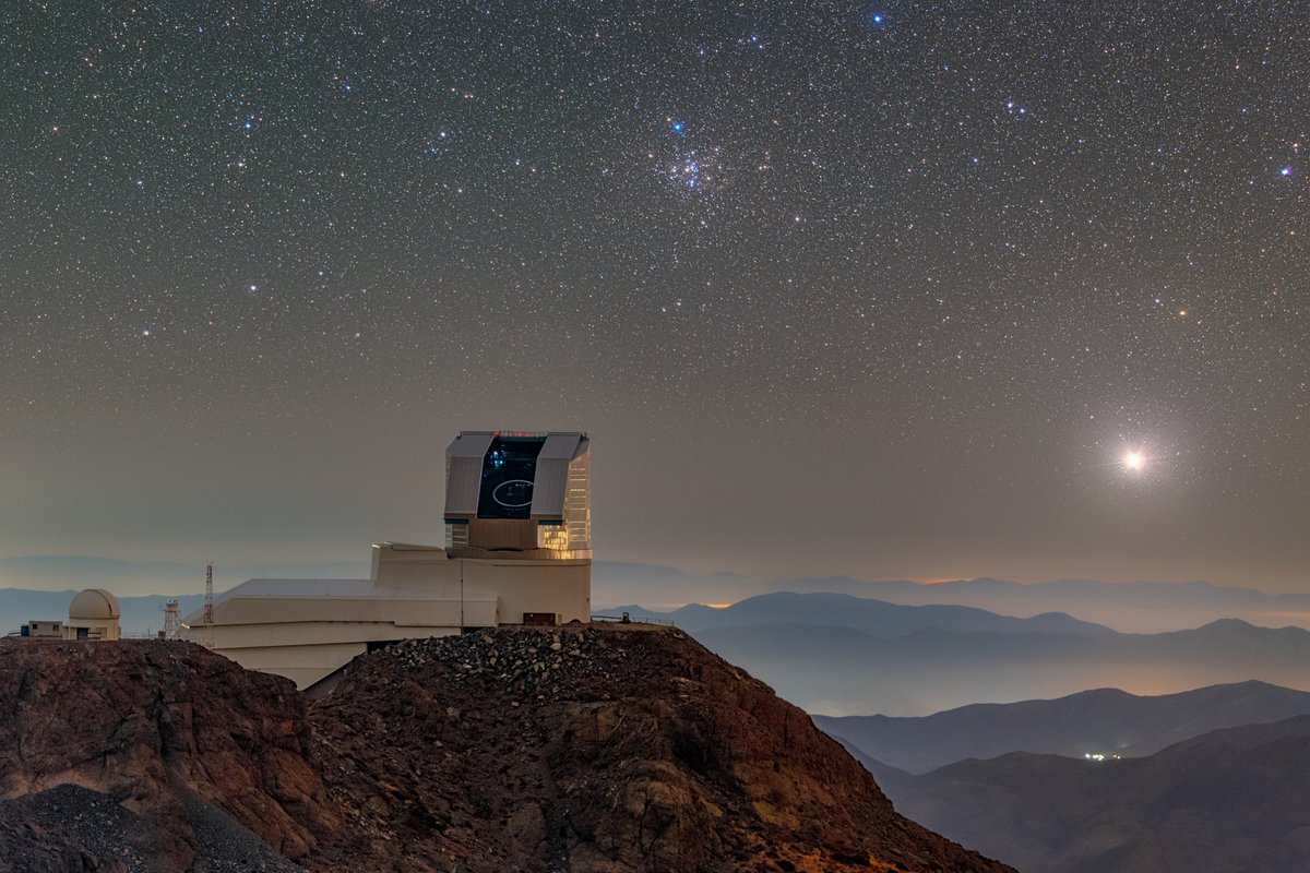 VRubinObs's tweet photo. While mountains give us high-altitude dark skies, they disrupt smooth airflow, forcing the air to break into turbulent pockets. This atmospheric jitter is called "seeing."

NSF–DOE Rubin Observatory was intentionally built where coastal airflow passes smoothly over the ridge. https://t.co/wA9G3gz6jW
