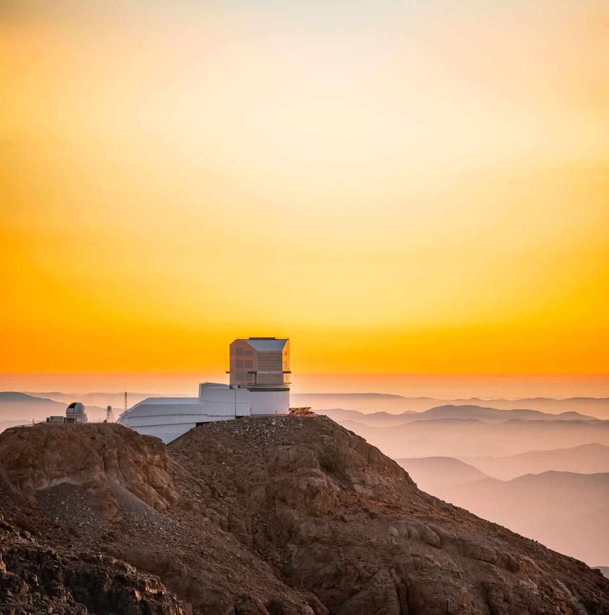 VRubinObs's tweet photo. While mountains give us high-altitude dark skies, they disrupt smooth airflow, forcing the air to break into turbulent pockets. This atmospheric jitter is called "seeing."

NSF–DOE Rubin Observatory was intentionally built where coastal airflow passes smoothly over the ridge. https://t.co/wA9G3gz6jW