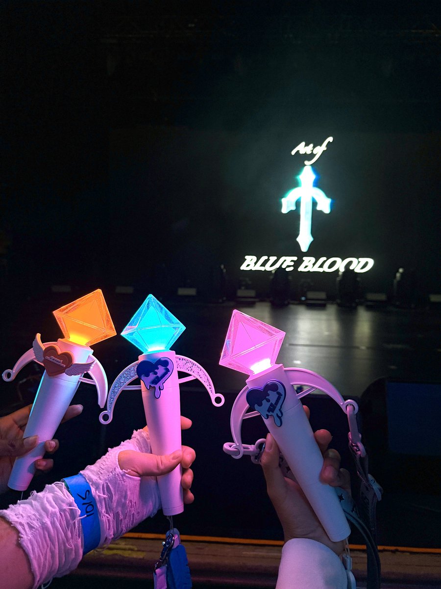 12ANGELSRISE's tweet photo. BLUE BLOOD TOUR IS NOW!
#ARTMS #BLUEBLOOD https://t.co/aW9mkYI3DN