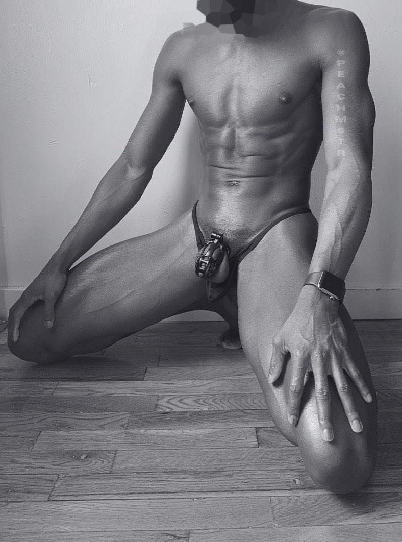 PeachMstr's tweet photo. Locktober confessional: setting aside time in the day, knelt in the corner, reflecting on the bigger picture… 🏆🔒🙇🏾‍♂️ https://t.co/1YIgvJq3XB