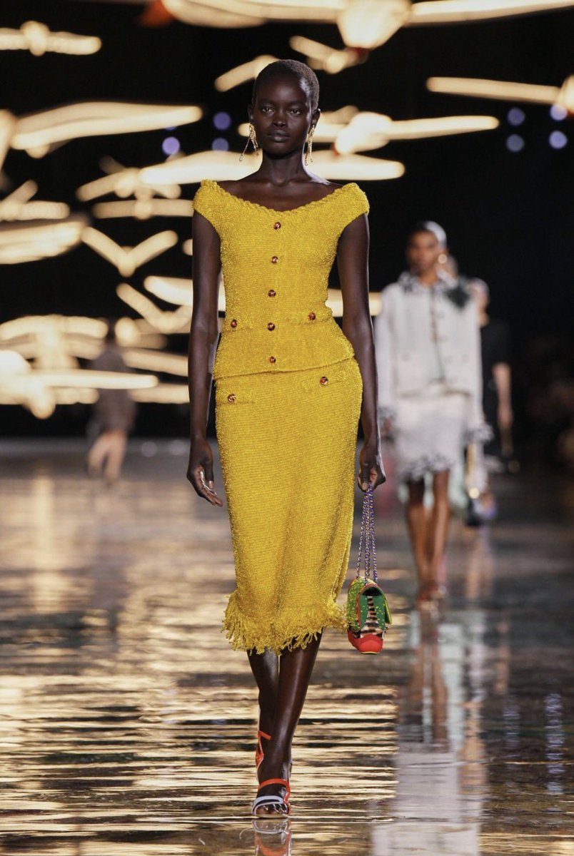 jinmao_o's tweet photo. chanel ss27 (my fave looks) https://t.co/8kZQTC4sAR
