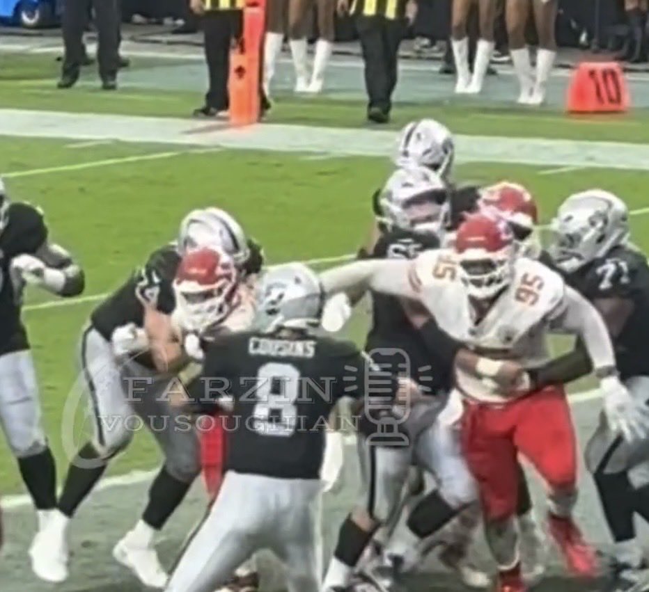 Saulzy15's tweet photo. Triple holding, impressive! But hey the #Chiefs get all the calls😂 https://t.co/SFd1g6Su4A