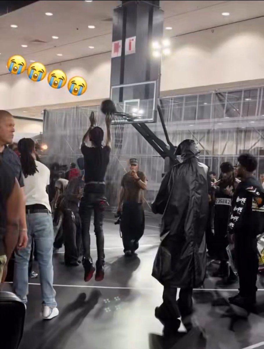 PackpumperShawn's tweet photo. @songyuqifan420 Nigga Carti looking like Dracula standing there with all that hot ass shit on 😂😂😂😂😂😂 https://t.co/UnA3ge66JH