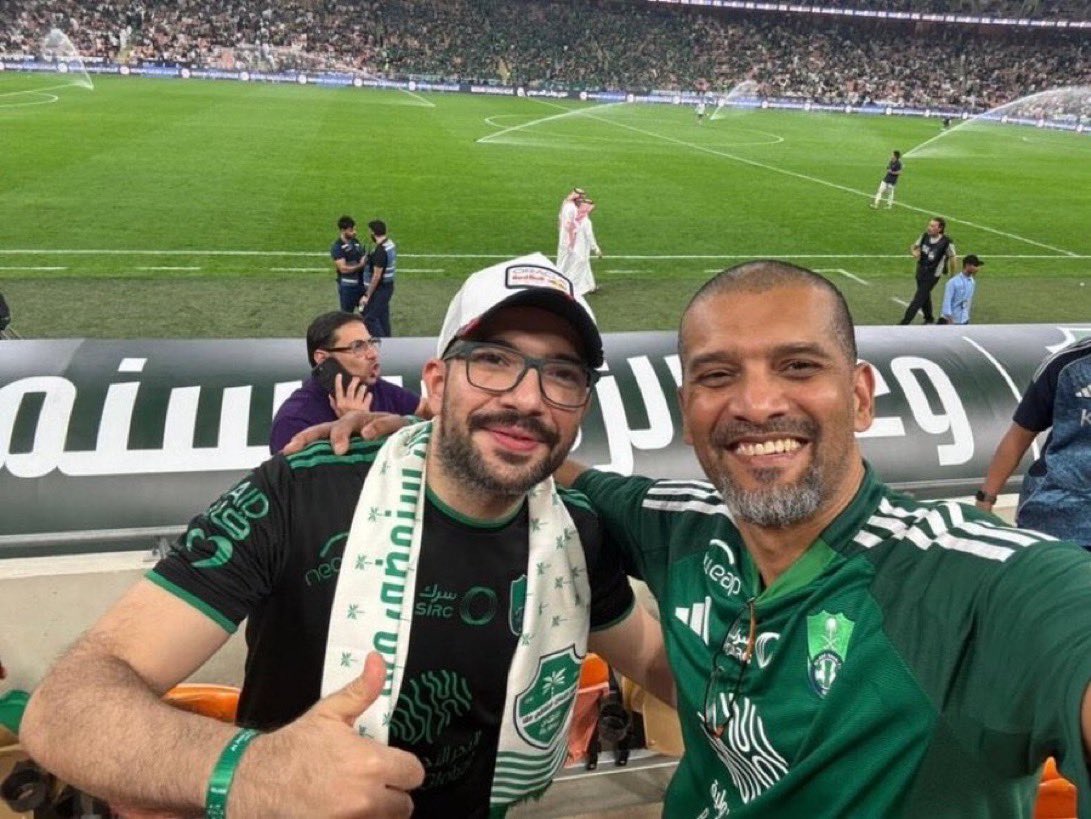 bwkld00105041's tweet photo. لا أحد يزايد على ابن المدرج يا ملوك! 💚🔥
الأستاذ القدير عبدالله عيدروس الصبان ولد الكيان وعاشق المدرج قبل كل شيء.. والوفاء أفعال لا تصاريح.
ملكي من الساس للرأس! ⚔️️⚽
#الاهلي
يداً بيد مع رئيسنا القدير، وبثبات الملوك نمضي نحو المكان الطبيعي! 💚🏆
التكاتف هو سر قوتنا، وروح المدرج هي دافعنا الأول لتحقيق الأمجاد.
إلى البطولات والذهب بإذن الله 👑🔥