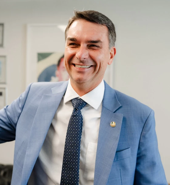diretodomiolo's tweet photo. 🚨BRASIL: Ronaldo Caiado DECLARA apoio a Flávio Bolsonaro para o 2º turno das eleições presidenciais.

Caiado recebeu 2.605.148 votos válidos (2,18% do total). Flávio viajará até Goiânia (GO) nesta terça-feira (amanhã) para que ambos realizem o anúncio oficial. https://t.co/lUBSzKP4QX