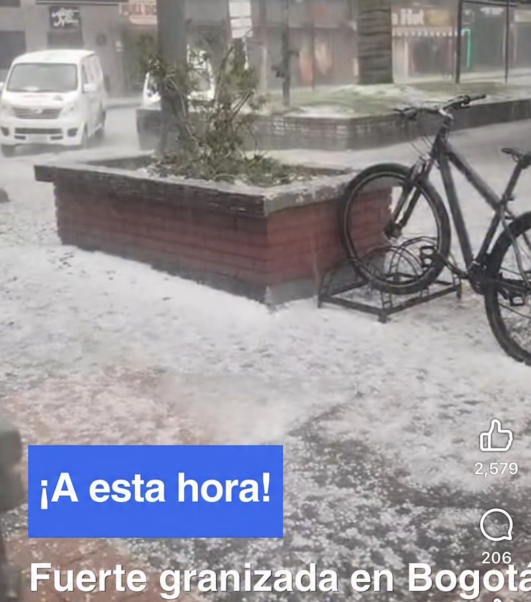jacome851's tweet photo. Granizo a esta hora en Bogotá #granizo https://t.co/2gaSvOC3yu