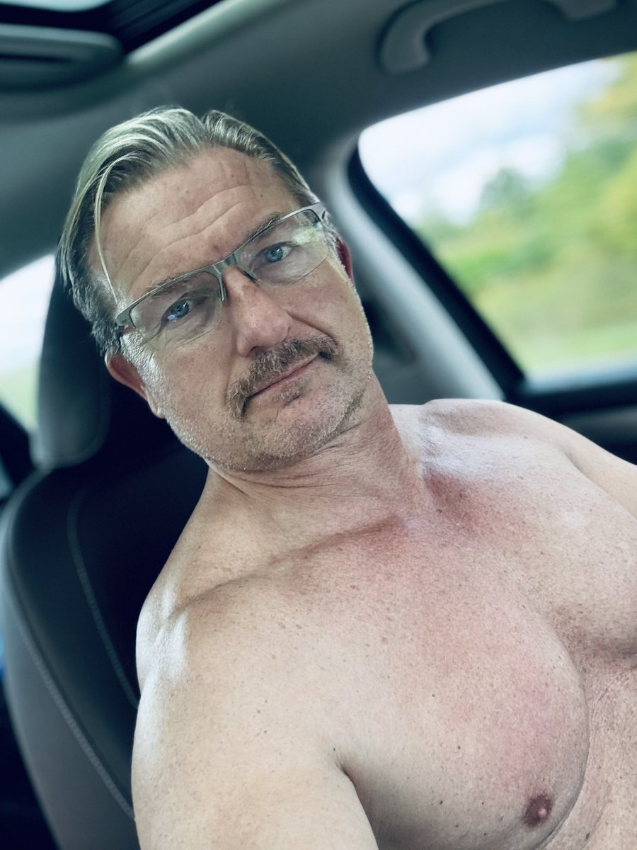 Russell_Writer's tweet photo. The hair is getting longer…😏💪😈
#writer #filmmaker #bodybuilder https://t.co/Qzpg9i5fVC