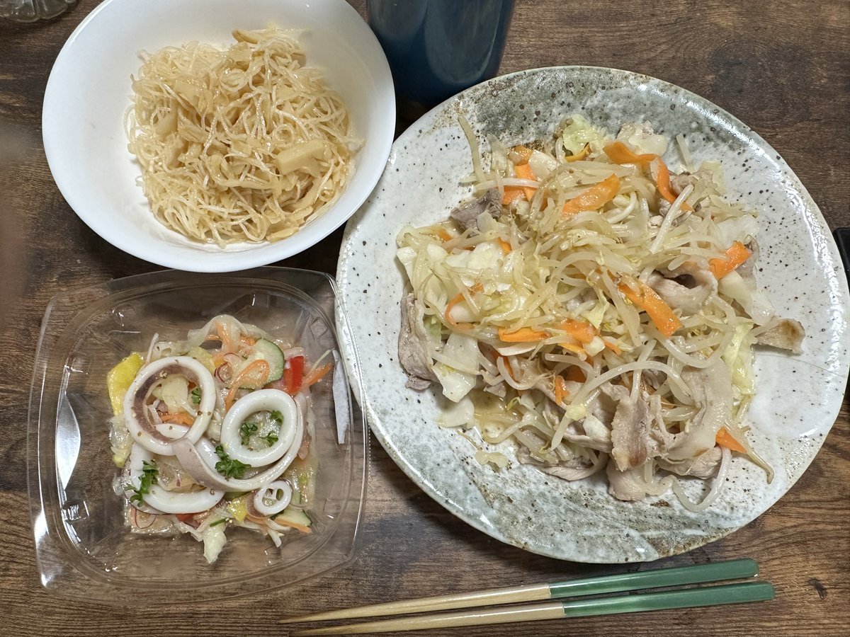 zackslittle's tweet photo. 昨日の晩飯
肉野菜炒めと大根の和らぎ和えと出来合いマリネ https://t.co/2uoHuiE5GT