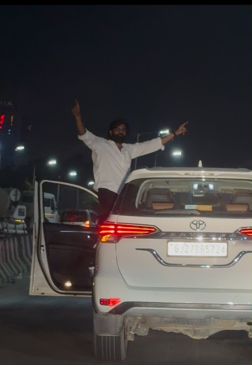 gufransyeed's tweet photo. Yesterday night on the Noida–Delhi Expressway, a Fortuner (GJ27DB5724) driver along with copassenger dangerously driving and behaving aggressively on the road at ~12:15am. Driver standing and had no control at all. Strict action reqd. @Noidatraffic @myogiadityanath @dtptraffic https://t.co/KmXaXPk5rr
