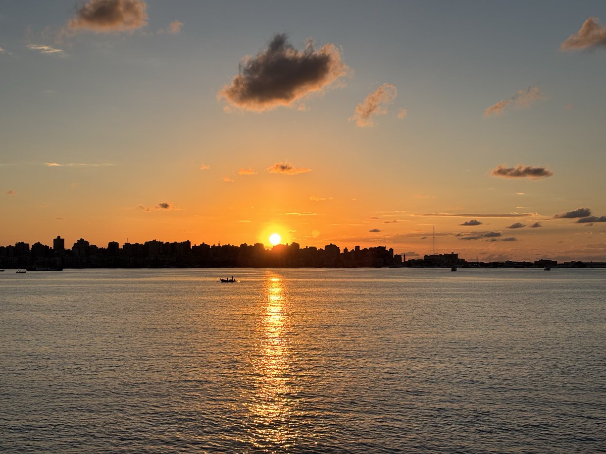 AlaaElramsisy's tweet photo. Sunset &amp; vitamin sea https://t.co/K6l2KQX6ML