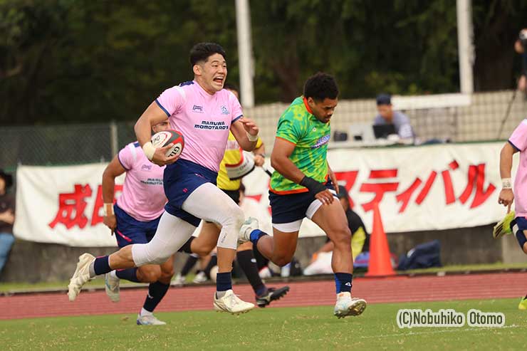 rugjpn365's tweet photo. 丸和モモタローズ成田がリーグワンライジング初戦で川越狭山セコムラガッツに32-12で快勝！

元日本代表の藤田慶和選手がチーム初トライを決めるなど、新規参入初陣で見事な勝利を飾りました✨

「かなりハードなトレーニングをしてきましたからね」と藤田慶和選手。NZから加入したFBリコ・サイム選手も80m独走トライなどで大活躍！理髪店から夢を掴んだ男の激走は必見。

1年でのD2昇格を目指す熱い戦いの続きはこちら
https://t.co/lOR7ix1j9n