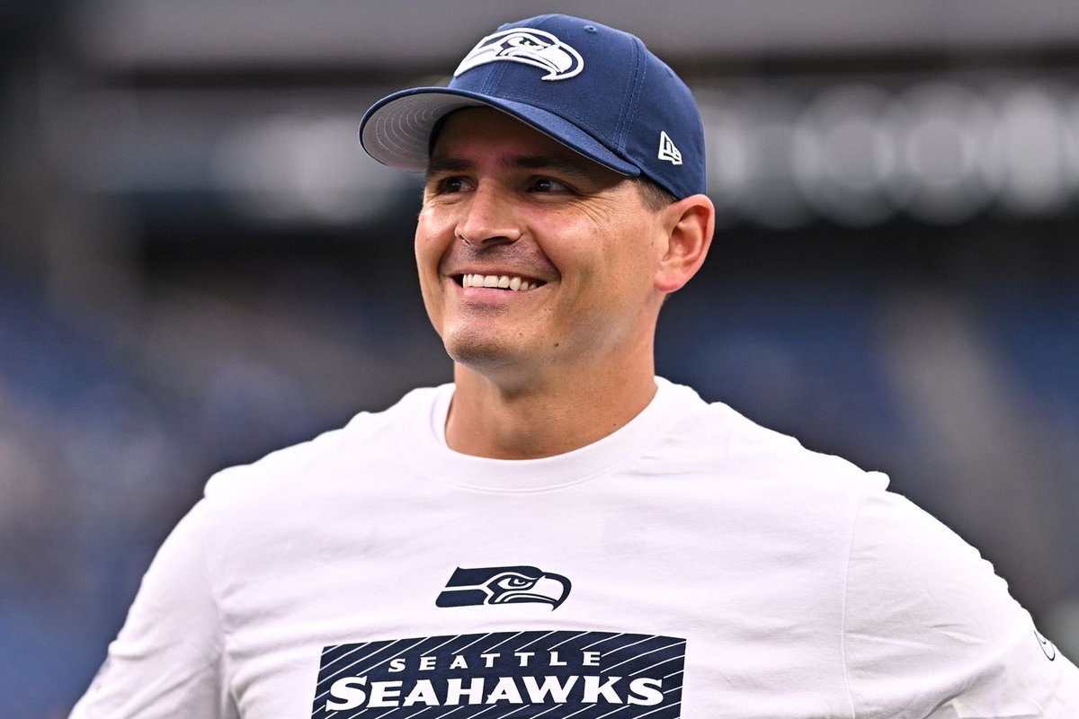moneymarlo44's tweet photo. Fine, I’ll remind everyone🙄

Mike Macdonald’s defense through 9 games in his first year:

• 28th in points allowed
• 22nd in total yards
• Started 3-0, then went 1-5
• Gave up 42, 29 & 36 in three straight

Then they finished the final 8 games 5th in points allowed and 4th in yards.

Maybe give Minter some time.
