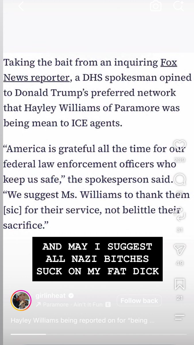 paramorebrasil's tweet photo. 😁 Após gritar 'FUCK ICE' em quase todos os seus shows, Hayley Williams finalmente conseguiu irritar o governo norte-americano, que emitiu uma nota sobre ela em entrevista à Fox News. 

Os protestos de Hayley ocorrem durante performances da música 'Ice In My OJ' e denunciam o uso excessivo de força e violações de direitos humanos em operações do ICE contra imigrantes.

Hayley se posicionou sobre a notícia no Instagram: 

Notícia: "Um representante do Departamento de Segurança Interna dos Estados Unidos opinou à Fox News, jornal favorito de Donald Trump, sobre Hayley Williams estar sendo má em relação aos agentes do ICE: 'A América é grata, o tempo todo, aos agentes federais de aplicação da lei, que nos mantêm seguros. Sugerimos à Srta. Williams que os agradeça por seus serviços, em vez de menosprezar seus sacrifícios.'"

Hayley: "E PERMITA-ME SUGERIR QUE TODOS OS VAGABUNDOS NAZISTAS CHUPEM O MEU PAU GRANDÃO"