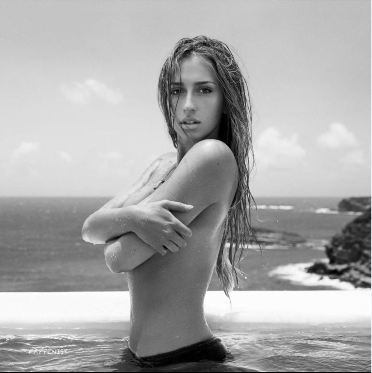 Goonr4fun's tweet photo. Tate McRae topless photo shoot 

#goon #nsfw https://t.co/EHZ8VrJuQa