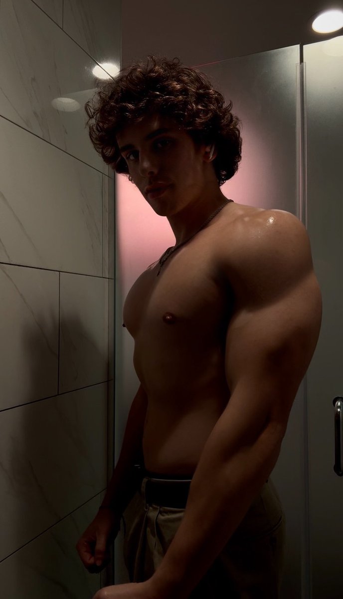 masterAneas's tweet photo. Wake the fµck up and lick all the sweat off my body you worthless beta cµck #findom #alpha #cashmaster https://t.co/HVeIZd8jGJ