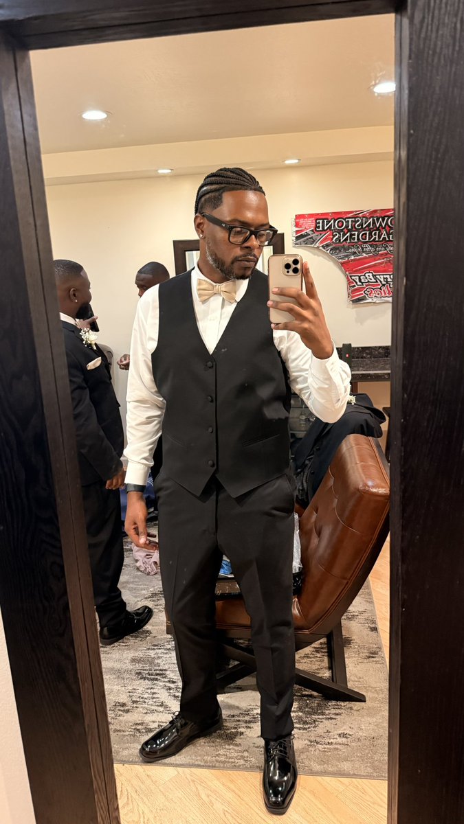 itsJusBlaise's tweet photo. 🤵🏾‍♂️💍🥂 (is it my turn yet?) https://t.co/usehrbTXrc