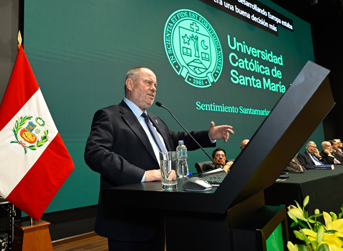 UCSM_oficial's tweet photo. 🎓💚 #UCSM | 𝑰𝒎𝒑𝒐𝒔𝒊𝒄𝒊𝒐́𝒏 𝒅𝒆 𝒍𝒂 𝑪𝒂́𝒕𝒆𝒅𝒓𝒂 "𝑫𝒓. 𝑨𝒍𝒐𝒋𝒛𝒚 𝒁𝒃𝒊𝒈𝒏𝒊𝒆𝒘 𝑵𝒐𝒘𝒂𝒌, 𝑹𝒆𝒄𝒕𝒐𝒓 𝒅𝒆 𝒍𝒂 𝑼𝒏𝒊𝒗𝒆𝒓𝒔𝒊𝒅𝒂𝒅 𝒅𝒆 𝑽𝒂𝒓𝒔𝒐𝒗𝒊𝒂"

La Universidad Católica de Santa María realizó la imposición de la Cátedra “Dr. Alojzy Zbigniew Nowak, Rector de la @Uniwersytet Warszawski ”,en el Programa de Estudios de Economía y Finanzas.

Durante su participación, el Dr. Nowak desarrolló una exposición sobre el régimen económico europeo y los cambios que viene generando la inteligencia artificial, abordando los nuevos desafíos y transformaciones que enfrenta la economía en un contexto cada vez más tecnológico y global.

🌍 𝗘𝘀𝘁𝗲 𝗲𝗻𝗰𝘂𝗲𝗻𝘁𝗿𝗼 𝗳𝗼𝗿𝘁𝗮𝗹𝗲𝗰𝗶𝗼́ 𝗲𝗹 𝗶𝗻𝘁𝗲𝗿𝗰𝗮𝗺𝗯𝗶𝗼 𝗮𝗰𝗮𝗱𝗲́𝗺𝗶𝗰𝗼 𝗶𝗻𝘁𝗲𝗿𝗻𝗮𝗰𝗶𝗼𝗻𝗮𝗹 𝘆 𝗮𝗰𝗲𝗿𝗰𝗼́ 𝗮 𝗻𝘂𝗲𝘀𝘁𝗿𝗼𝘀 𝗲𝘀𝘁𝘂𝗱𝗶𝗮𝗻𝘁𝗲𝘀 𝗮 𝗻𝘂𝗲𝘃𝗮𝘀 𝗽𝗲𝗿𝘀𝗽𝗲𝗰𝘁𝗶𝘃𝗮𝘀 𝘀𝗼𝗯𝗿𝗲 𝗲𝗰𝗼𝗻𝗼𝗺𝗶́𝗮, 𝗶𝗻𝗻𝗼𝘃𝗮𝗰𝗶𝗼́𝗻 𝘆 𝗳𝘂𝘁𝘂𝗿𝗼. 

#UCSM #65AñosUCSM #InternacionalizaciónUCSM #EconomíaYFinanzas #UniversidadDeVarsovia #InteligenciaArtificial