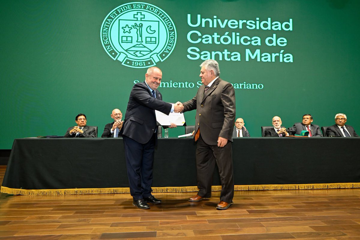 UCSM_oficial's tweet photo. 🎓💚 #UCSM | 𝑰𝒎𝒑𝒐𝒔𝒊𝒄𝒊𝒐́𝒏 𝒅𝒆 𝒍𝒂 𝑪𝒂́𝒕𝒆𝒅𝒓𝒂 "𝑫𝒓. 𝑨𝒍𝒐𝒋𝒛𝒚 𝒁𝒃𝒊𝒈𝒏𝒊𝒆𝒘 𝑵𝒐𝒘𝒂𝒌, 𝑹𝒆𝒄𝒕𝒐𝒓 𝒅𝒆 𝒍𝒂 𝑼𝒏𝒊𝒗𝒆𝒓𝒔𝒊𝒅𝒂𝒅 𝒅𝒆 𝑽𝒂𝒓𝒔𝒐𝒗𝒊𝒂"

La Universidad Católica de Santa María realizó la imposición de la Cátedra “Dr. Alojzy Zbigniew Nowak, Rector de la @Uniwersytet Warszawski ”,en el Programa de Estudios de Economía y Finanzas.

Durante su participación, el Dr. Nowak desarrolló una exposición sobre el régimen económico europeo y los cambios que viene generando la inteligencia artificial, abordando los nuevos desafíos y transformaciones que enfrenta la economía en un contexto cada vez más tecnológico y global.

🌍 𝗘𝘀𝘁𝗲 𝗲𝗻𝗰𝘂𝗲𝗻𝘁𝗿𝗼 𝗳𝗼𝗿𝘁𝗮𝗹𝗲𝗰𝗶𝗼́ 𝗲𝗹 𝗶𝗻𝘁𝗲𝗿𝗰𝗮𝗺𝗯𝗶𝗼 𝗮𝗰𝗮𝗱𝗲́𝗺𝗶𝗰𝗼 𝗶𝗻𝘁𝗲𝗿𝗻𝗮𝗰𝗶𝗼𝗻𝗮𝗹 𝘆 𝗮𝗰𝗲𝗿𝗰𝗼́ 𝗮 𝗻𝘂𝗲𝘀𝘁𝗿𝗼𝘀 𝗲𝘀𝘁𝘂𝗱𝗶𝗮𝗻𝘁𝗲𝘀 𝗮 𝗻𝘂𝗲𝘃𝗮𝘀 𝗽𝗲𝗿𝘀𝗽𝗲𝗰𝘁𝗶𝘃𝗮𝘀 𝘀𝗼𝗯𝗿𝗲 𝗲𝗰𝗼𝗻𝗼𝗺𝗶́𝗮, 𝗶𝗻𝗻𝗼𝘃𝗮𝗰𝗶𝗼́𝗻 𝘆 𝗳𝘂𝘁𝘂𝗿𝗼. 

#UCSM #65AñosUCSM #InternacionalizaciónUCSM #EconomíaYFinanzas #UniversidadDeVarsovia #InteligenciaArtificial