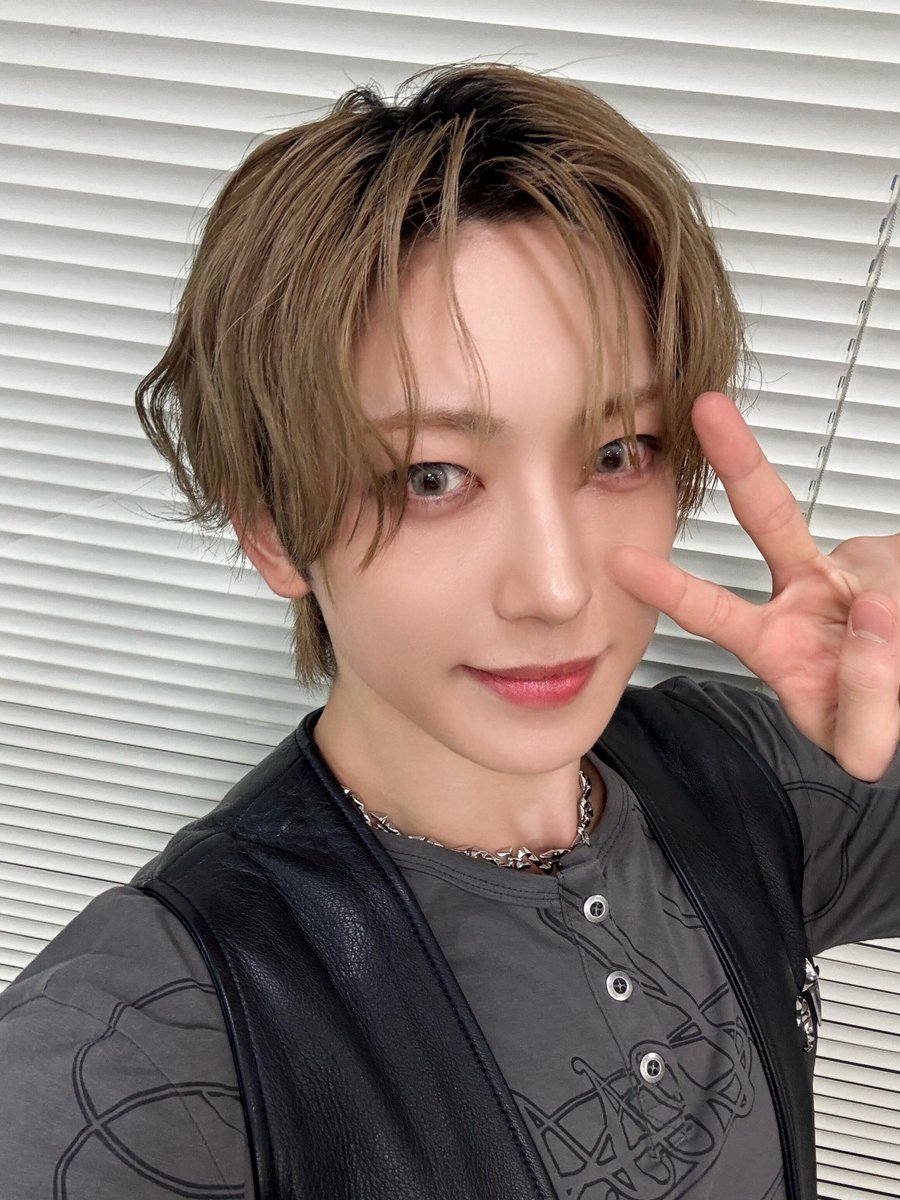 angelnumber98's tweet photo. 우와 잘생겼다아아 🩶🪽 https://t.co/HKVTCHtJgX