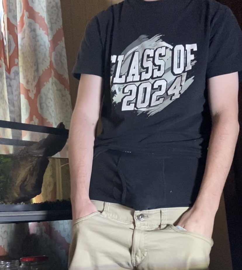 Underwearposter's tweet photo. Thinkin about going out later and seeing how low I can go. My shirt clearly doesn’t cover too much of my underwear. https://t.co/GlwEQNuXY9
