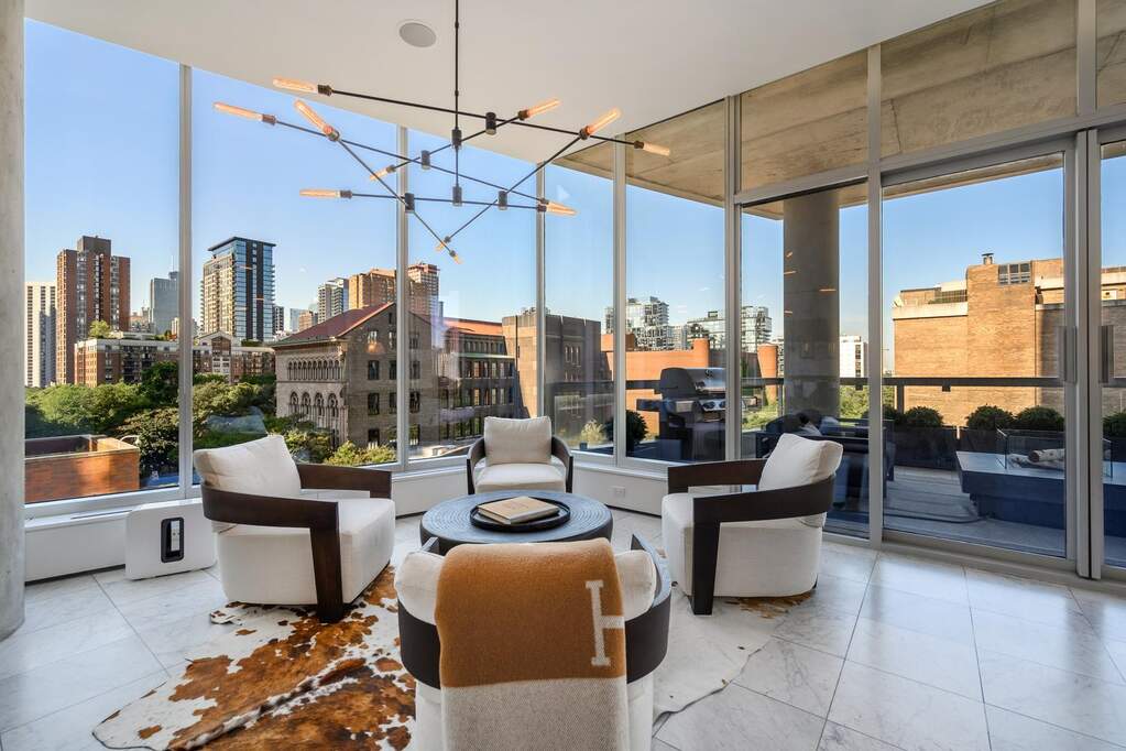 properties's tweet photo. Situated in one of Chicago’s most exclusive boutique addresses, this MOMA caliber residence at 30 West Oak offers an unprecedented level of sun drenched luxury. https://t.co/tCy9vbR97d
----
30 W Oak Street #7B Chicago, IL 60610
Offered for: $3,900,000
Listed by: Emily Sachs Wong https://t.co/EBraANssgw