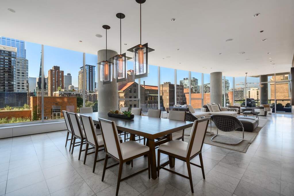 properties's tweet photo. Situated in one of Chicago’s most exclusive boutique addresses, this MOMA caliber residence at 30 West Oak offers an unprecedented level of sun drenched luxury. https://t.co/tCy9vbR97d
----
30 W Oak Street #7B Chicago, IL 60610
Offered for: $3,900,000
Listed by: Emily Sachs Wong https://t.co/EBraANssgw