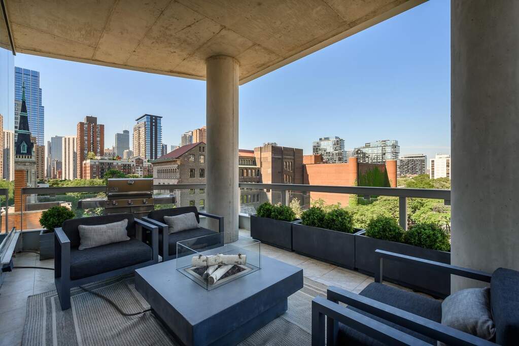 properties's tweet photo. Situated in one of Chicago’s most exclusive boutique addresses, this MOMA caliber residence at 30 West Oak offers an unprecedented level of sun drenched luxury. https://t.co/tCy9vbR97d
----
30 W Oak Street #7B Chicago, IL 60610
Offered for: $3,900,000
Listed by: Emily Sachs Wong https://t.co/EBraANssgw