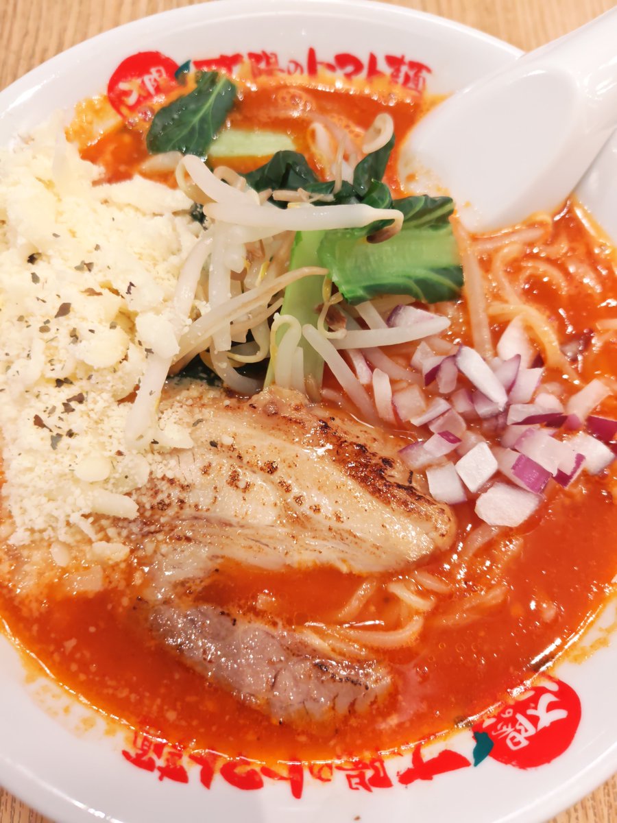 09_comomo613pom's tweet photo. 新メニューを先行販売とのこと👀✨
#太陽のトマト麺元住吉支店 さんへ

☆新太陽のチーズラーメン

パスタみたいなプッチン細麺じゃなくて、
モチぷにの中太麺になってる😳❗
炙り豚バラチャーシューが乗って、
スープの魚介が強まって、
イタリアン→ラーメンに近付いたかも🍅😋

ごちそうさまでした https://t.co/7heu4HmBv9