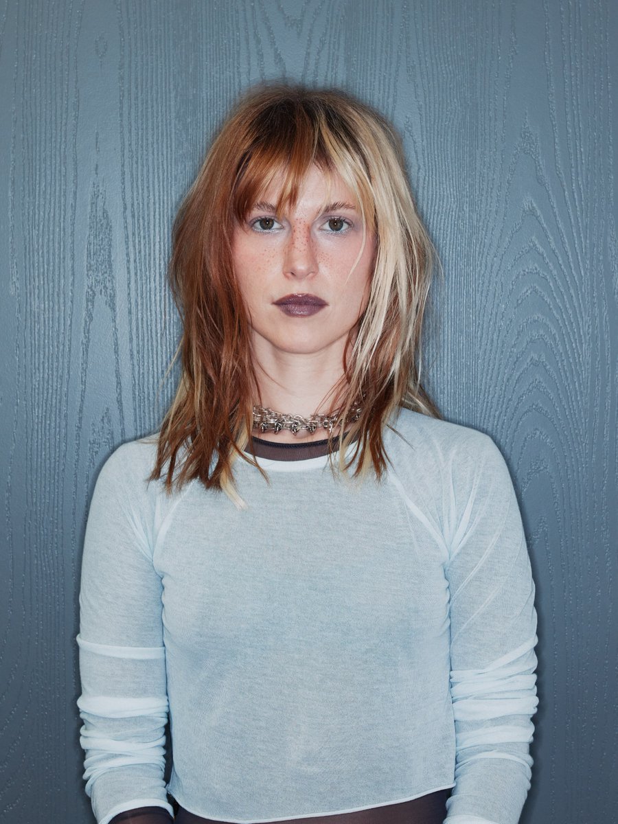 paramorebrasil's tweet photo. 😁 Após gritar 'FUCK ICE' em quase todos os seus shows, Hayley Williams finalmente conseguiu irritar o governo norte-americano, que emitiu uma nota sobre ela em entrevista à Fox News. 

Os protestos de Hayley ocorrem durante performances da música 'Ice In My OJ' e denunciam o uso excessivo de força e violações de direitos humanos em operações do ICE contra imigrantes.

Hayley se posicionou sobre a notícia no Instagram: 

Notícia: "Um representante do Departamento de Segurança Interna dos Estados Unidos opinou à Fox News, jornal favorito de Donald Trump, sobre Hayley Williams estar sendo má em relação aos agentes do ICE: 'A América é grata, o tempo todo, aos agentes federais de aplicação da lei, que nos mantêm seguros. Sugerimos à Srta. Williams que os agradeça por seus serviços, em vez de menosprezar seus sacrifícios.'"

Hayley: "E PERMITA-ME SUGERIR QUE TODOS OS VAGABUNDOS NAZISTAS CHUPEM O MEU PAU GRANDÃO"