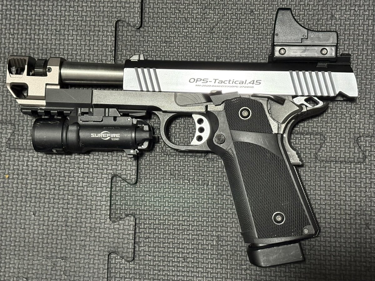 kn96018939's tweet photo. ハイキャパ（マルイGBB）アリゲーターガー・スナッパー45カスタムです😆

ハイキャパ4.3、ハイキャパ5.1のミックスカスタムで、コンペンセイターとドットサイトをトッピングしました☺️

果たしてマルイさんからバイオハザードコラボのアリゲータ・スナッパーが発売される日は来るのでしょうか🤣 https://t.co/1qdPacdNRR