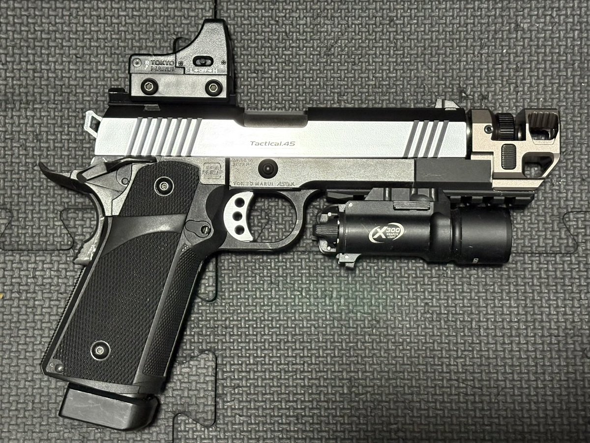 kn96018939's tweet photo. ハイキャパ（マルイGBB）アリゲーターガー・スナッパー45カスタムです😆

ハイキャパ4.3、ハイキャパ5.1のミックスカスタムで、コンペンセイターとドットサイトをトッピングしました☺️

果たしてマルイさんからバイオハザードコラボのアリゲータ・スナッパーが発売される日は来るのでしょうか🤣 https://t.co/1qdPacdNRR